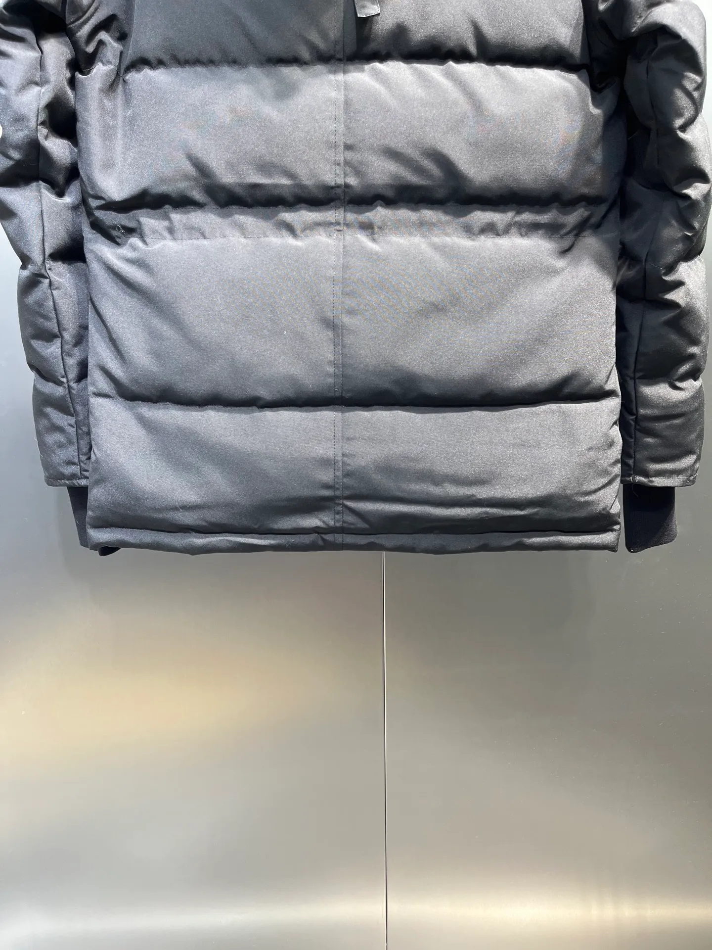 P860 Canada Goose Canada # Expedition04 Parker, a treasure of Canadian origin! Limited supply worldwide! Canada Goose Model 04 is a top-notch couple model, polar cold-proof outdoor series fur collar detachable hooded parka down jacket, the first Goose in 2024. I hope my partners like the top quality, and I hope everyone can evaluate it together! The most popular cool items of the Big Goose family in 2024 are online. The same popular product of Yi Yang Qianxi is said to be a joint limited edition Big Goose that cannot be bought in autumn and winter. If you dislike the sameness of the Big Goose in the past, then this model will definitely give you a different experience! This year's most powerful couple's collection for autumn and winter is online, a top-notch luxurious ready-to-wear style, paired with an outdoor warm down jacket with great style and charm! The most standard and classic items of the Daye family in the past two years are equipped with unique reflective stripes for embellishment, which further shows the high-end fashion performance effect. With the embellishment of hardware buckles, it has excellent performance effect. The upper body is clean, simple and elegant, even for urban leisure. It is suitable for various occasions. Designed with large pockets, this model has a large capacity and is equipped with reflective stripes, making it safer at night. It is suitable for various adventure activities. It is made of windproof and waterproof technical materials. The interior is filled with full white duck down, which is absolutely cold-proof and warm. It also has a stand-up collar design and fine fluff at the collar, with meticulous attention to detail! The charm of this model is also more spiritual, and the upper body has more temperament and specifications. It perfectly shows the ultra-high standard of fashionable performance of this model, integrating outdoor and life, and you can even create high-street wear! The most pinnacle limited-edition goose that we have presented so far, both in terms of design and detailed materials, it is completely outstanding. The grand and evergreen version design is matched with cool reflective elements. The overall appearance can be said to be quite high, and it has that kind of powerful outdoor performance! It combines high-end casual attributes with high-street style. It is high-grade, domineering, warm, and beautiful. The visibility of the upper body is quite strong, and the configuration of the owl element is highly brand-recognizable. It fully complements the overall brand performance and visual effects, and also has the high-end sense of fashion and fashionable performance. It is a must-buy product because it is the most awesome down brand on the planet and one of Canada's three national treasure brands. It is also a sentimental down luxury brand. In the field of polar cold-proof clothing, Goose has made an irreplaceable contribution... Size: xs s m l xl